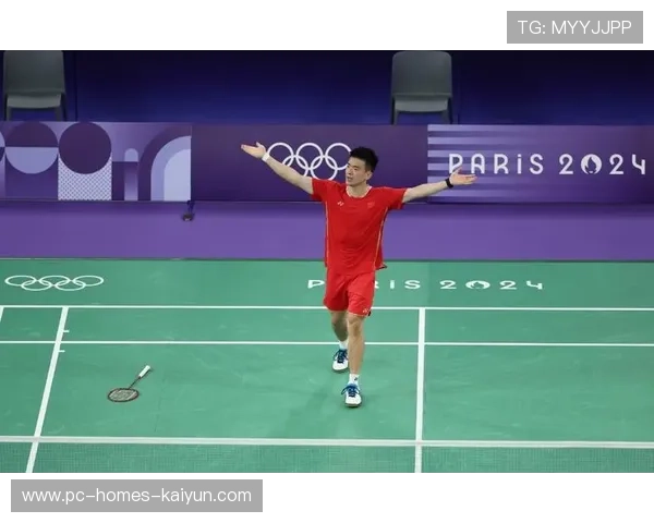 羽毛球飞跃瞬间：跳杀吓到球童的精彩一幕